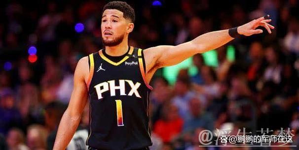 奥尼尔接到布克右侧传球，命中远距离三分